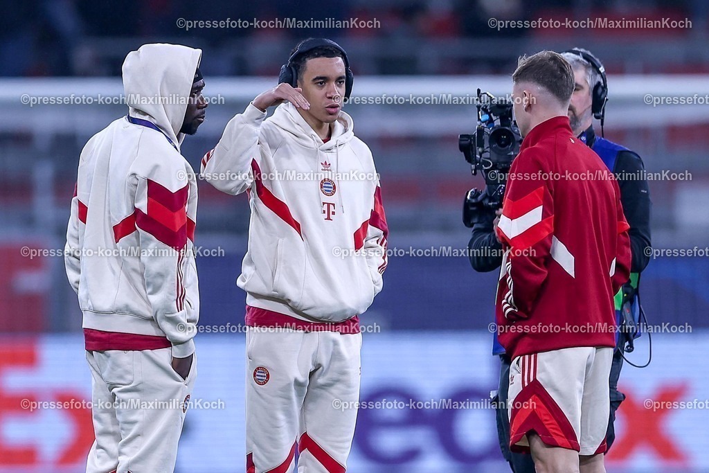 UCL11032501006 | 11.03.2025, Fußball, UEFA Champions League, Bayer 04 Leverkusen - FC Bayern München, Achtelfinale Rückspiel, BayArena, Saison 2024 2025: Dayot Upamecano (FC Bayern #2) Jamal Musiala (FC Bayern #42) Joshua Kimmich (FC Bayern #6) bei der Platzbegehung vor dem SpielDFB regulations prohibit any use of photographs as image sequences and or quasi-video.