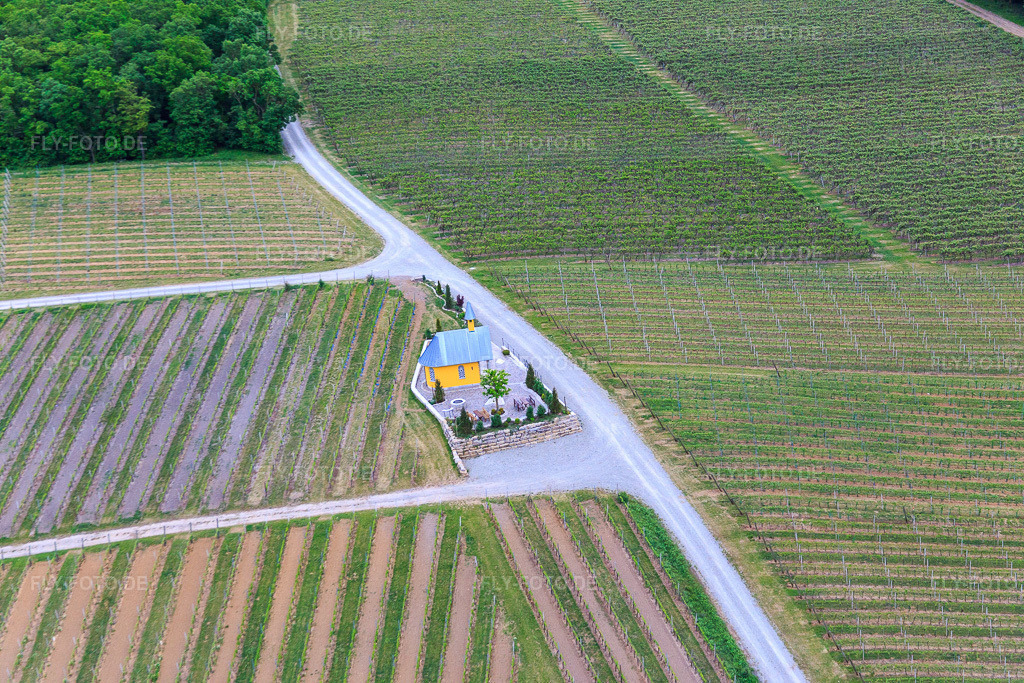 Luftbild: Weinbergskapelle in Bergtheim im Bundesland Bayern in Deutschland. Foto: IMG_078845.jpg vom 14.05.2015 durch Werner Riehm/FLY-FOTO.deWeingut Schmitt Bergtheim bei Würzburg-Franken