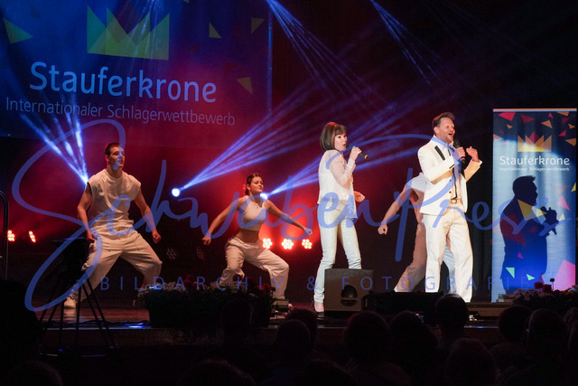 060424Ho1465 | Marie Vell und Dr. Maibach -Stauferkrone 2024
Der internationale Schlagerwettbewerb Stauferkrone wird 2024 bereits zum fuenften Mal von Maitis Media ausgerichetet. 
Deutschland, Donzodrf, Stadthalle, 06.04.2024


