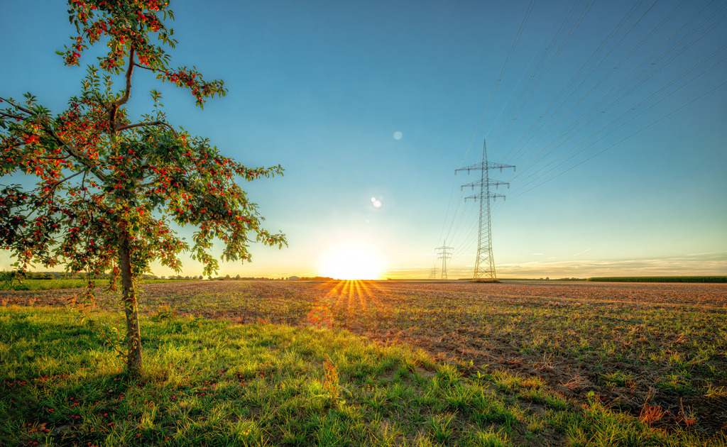Sonnenuntergang Felder Stuttgart-Strom | Sonnenuntergang auf den Feldern vor Stuttgart. Strommast und Überlandleltungen. - Realisiert mit Pictrs.com