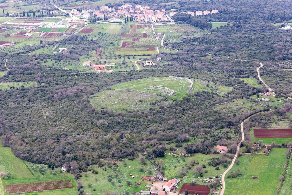 Aerial view: View of the town in Kokuletovica in the state Gespanschaft Istrien, Croatia. – Photo: IMG_106010.jpg taken on 04/13/2018 by Werner Riehm/FLY-FOTO.com – Resolution of the original: 5472 x 3648 px
