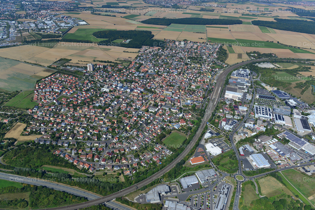 3650177 | ROTTENDORF 31.08.2016 Stadtgebiet mit Außenbezirken und Innenstadtbereich am Rand von landwirtschaftlichen Feldern und Ackerflächen in Rottendorf im Bundesland Bayern, Deutschland // Urban area with outskirts and inner city area on the edge of agricultural fields and arable land in Rottendorf in the state Bavaria, Germany Foto: Gerhard Launer