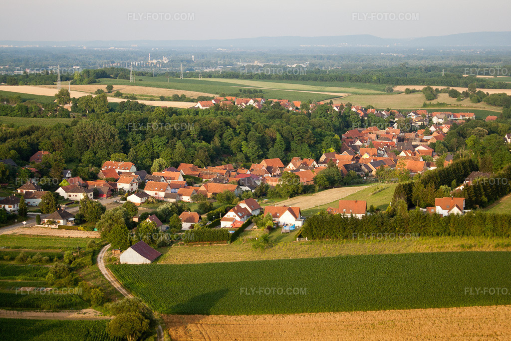 Aerial view: View of the town in Neewiller-près-Lauterbourg in the state Bas-Rhin, France.Photo: IMG_30634.jpg taken on 07/09/2010 by Werner Riehm/FLY-FOTO.comResolution of the original: 4752 x 3168 px