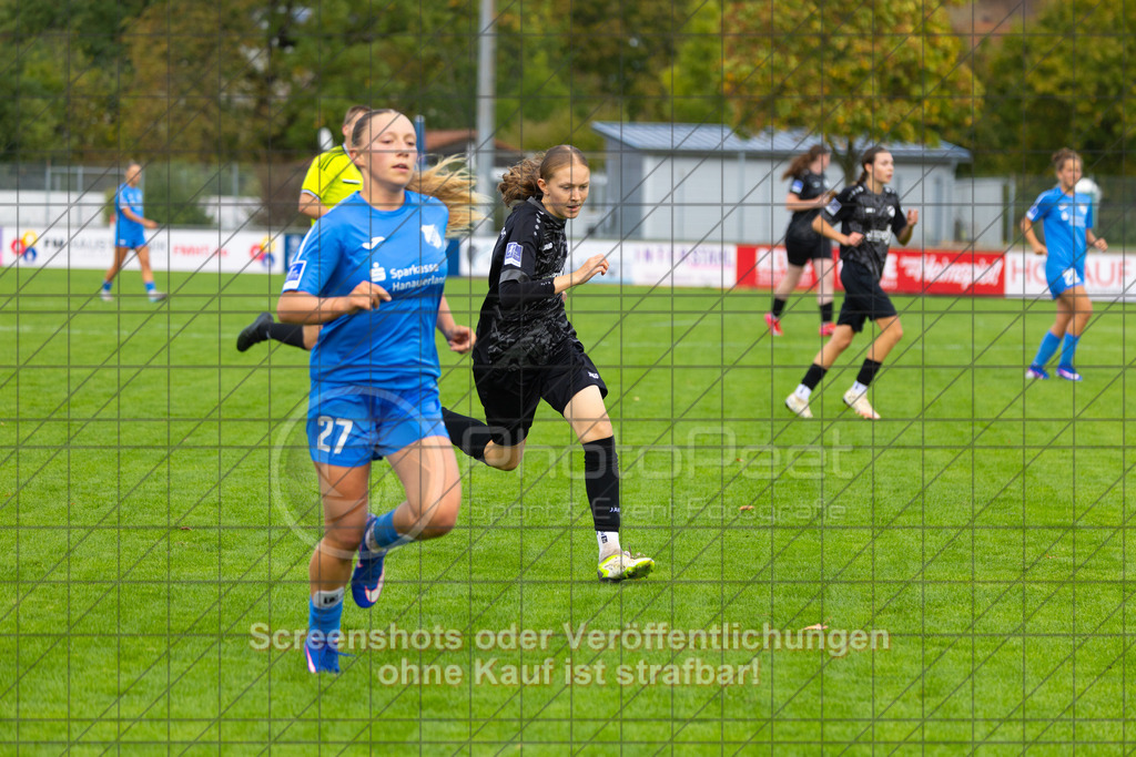 20261010_143539_0680_(c)_by_PhotoPeet | #,1.FC Donzdorf (schwarz) vs. SC Sand (blau), Fußball, EnBW-Oberliga B -Juniorinnen, 05. Spieltag, Saison 2026/2027, Rasenplatz Lautertal Stadion, Süßener Straße 16, 73072 Donzdorf, 10.10.2026 - 14:00 Uhr,Foto: PhotoPeet / Sport- &amp; Eventfotografie / Peter Harich