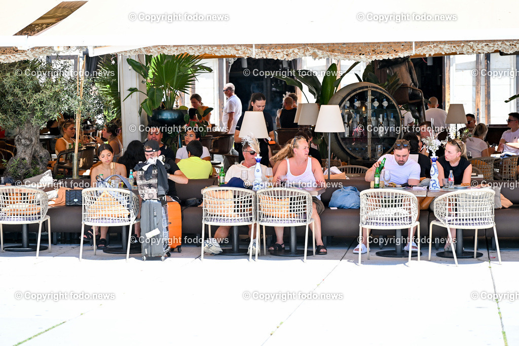 Kroatien_ Split_ 21.07.2025-123 | 21.07.2025, Kroatien, HRV, Split, im Bild Themenbild, Stadtansichten, Promenade, Gastronomie, Restaurant, Cafe, Touristen, Tourismus, Feature, SymbolbildSplit zweitgroesste Stadt Kroatiens. Die Stadt ist Verwaltungssitz der Gespanschaft Split-Dalmatien 