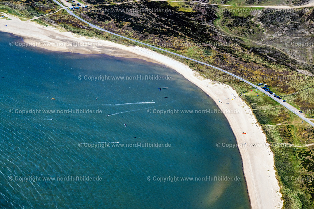 Sylt_List_Ellenbogen_Kiterstrand_ELS_5796130625 | LIST AUF SYLT 13.06.2025 Kitesurfer am Strand in List auf Sylt im Bundesland Schleswig-Holstein, Deutschland. // Kitesurfer on the beach in List on Sylt in the federal state of Schleswig-Holstein, Germany. Foto: Martin Elsen