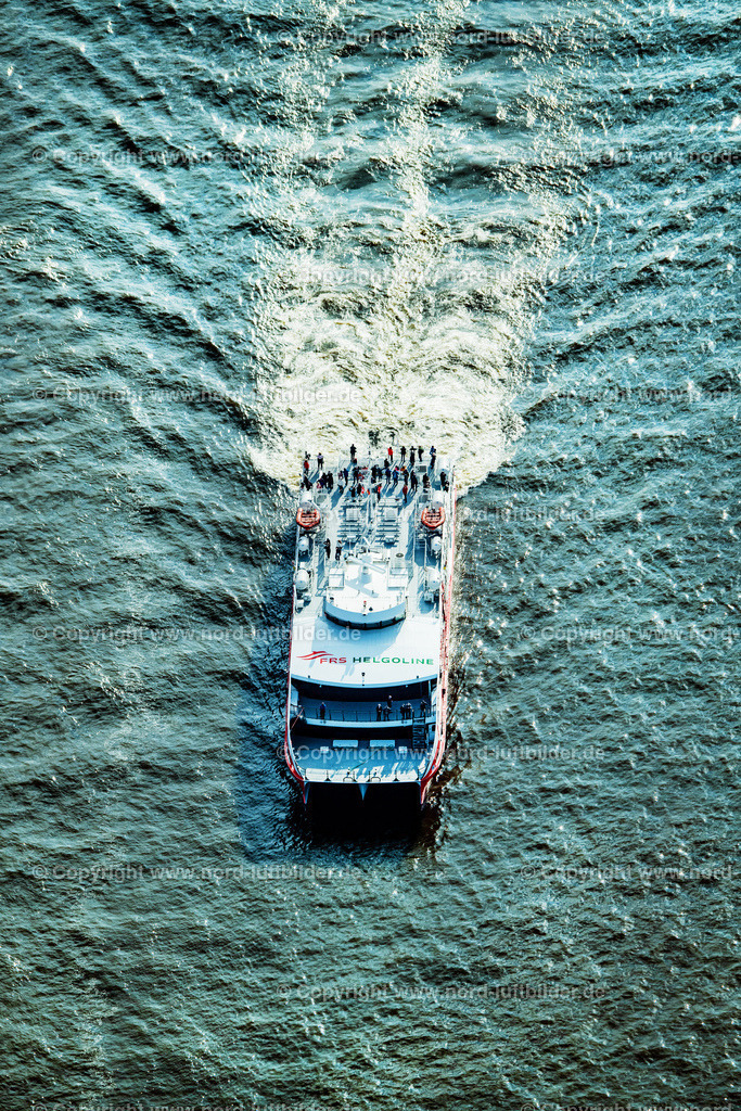 Hamburg_Halunder_Jet_ELS_5016260422 | HAMBURG 26.04.2022 Fahrt eines Fähr- Schiffes " Katamaran Halunder Jet der FRS Reederei" in Hamburg vor den Landungsbrücken im Bundesland Niedersachsen, Deutschland. // Travel of a ferry ship "Katamaran Halunder Jet der FRS Reederei" in Hamburg in front of the Landungsbruecken in the state Lower Saxony, Germany. Foto: Martin Elsen