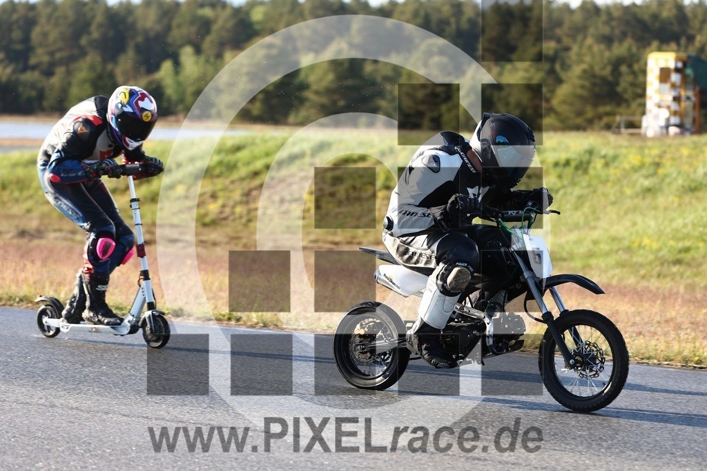 mopedrennen-20260514_12020 | Schöne Erinnerungen an spannende Momente - das festzuhalten ist unser Job. PIXELrace.de ist seit 2003 auf den Rennstrecken Europas unterwegs um die Action draußen beim Fahren und die wunderbare Stimmung imm Fahrerlager für euch einzufangen.