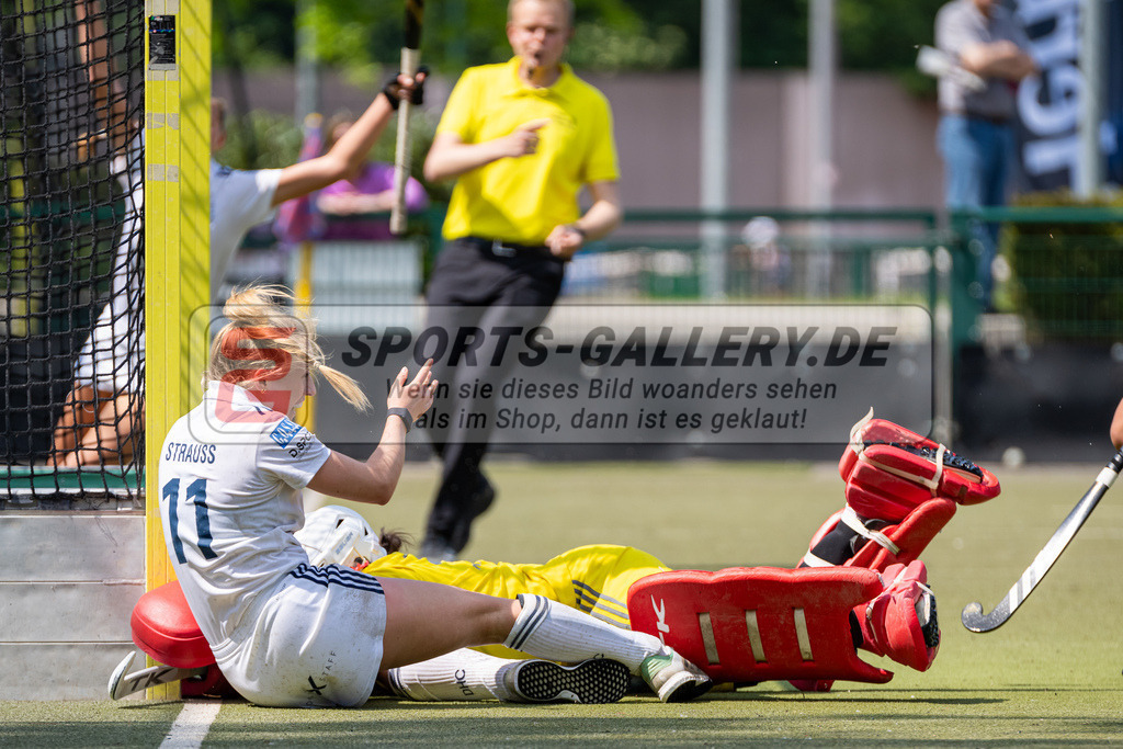 HK_20240511_100714 | 1.Bundesliga Damen Düsseldorfer HC - Harvestehuder THC am 11.5.2024 Düsseldorfer HC, Düsseldorf , Krüger Rosa Torfrau ( Harvestehuder THC #32 ) , Sara Strauss ( Düsseldorfer HC #11 )