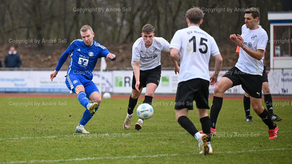 TuS Nortorf vs SV Wasbek | Malte Lucht (Nortorf #12) vs Tino Knobel (Wasbek #8) &amp; Mattes Burkhardt (Wasbek #15) &amp; Lukas Brandt (Wasbek #5) / Fußball-Verbandsliga West Männer 2025/2026 / TuS Nortorf vs SV Wasbek / TuS Arena / Nortorf / 14.03.26 - Realisiert mit Pictrs.com