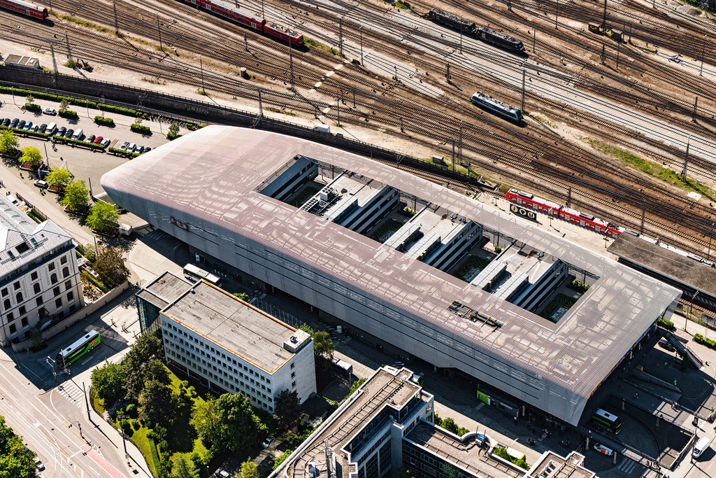 dr__0027570.jpg | MüNCHEN 24.05.2019 ZOB Omnibus- Bahnhofs- Terminal an Arnulfstraße der Verkehrsbetriebe im Ortsteil Ludwigsvorstadt in München im Bundesland Bayern, Deutschland. Weiterführende Informationen bei: ALPINE Bau CZ a.s.,  Auer Weber Assoziierte GmbH,  H-BAU Technik GmbH,  HOCHTIEF Aktiengesellschaft AG,  WealthCap Objekt Hackerbrücke GmbH & Co. KG. // Central Bus Station to Arnulfstrasse the Public Transportation in the district Ludwigsvorstadt in Munich in the state Bavaria, Germany. Further information at: ALPINE Bau CZ a.s.,  Auer Weber Assoziierte GmbH,  H-BAU Technik GmbH,  HOCHTIEF Aktiengesellschaft AG,  WealthCap Objekt Hackerbruecke GmbH & Co. KG. Foto: Daniel Reiter