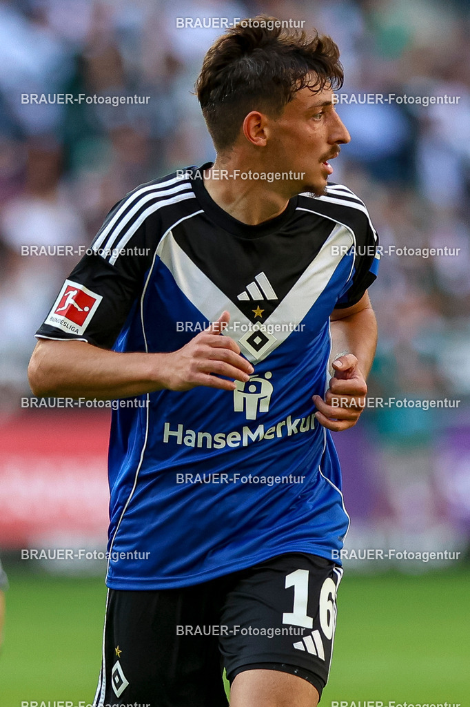 Borussia Mönchengladbach vs Hamburger SV - Bundesliga  | Mönchengladbach, Deutschland, 24.08.25:   Giorgi Gocholeishvili (Hamburger SV) schaut waehrend des Spiels der Bundesliga zwischen Borussia Mönchengladbach vs Hamburger SV im Stadion im Borussia Park(Foto von Brauer-Fotoagentur / Adrian Schlueter)