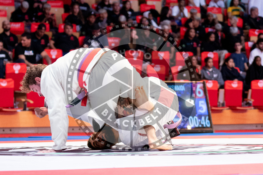 20231108PBB1891 | Fighters compete during the AJP World Professional Championship in the Mubadala Arena in Abu Dhabi, Arab United Emirates, on November 8, 2023.