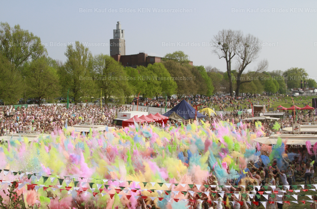 Bildschirmfoto 2026-07-04 um 18.33.12 | Als besondere Momente noch Profis brauchten---Dieses Foto entstand beim ersten Holi-Festival im Magdeburger Stadtpark. Die bunten Farbpulver, die fröhliche Stimmung und die tausenden Besucher sorgten für unvergessliche Bilder. Meine Aufgabe war es damals,  die Atmosphäre für die Veranstalter festzuhalten.---Heute würde ein solches Festival wahrscheinlich aus hunderten Blickwinkeln mit Smartphones aufgenommen werden. Damals war das noch anders. Genau solche Veränderungen haben meinen beruflichen Weg geprägt. Die Technik entwickelte sich rasant weiter und viele klassische Aufträge wurden mit der Zeit selbstverständlich. Ich suchte nach neuen Herausforderungen und fand sie schließlich in der Luftbildfotografie.---Rückblickend bin ich froh, diesen Weg gegangen zu sein. - Realisiert mit Pictrs.com