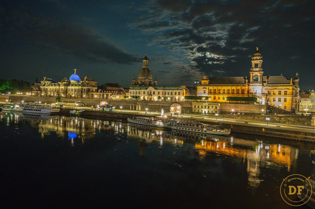 Bewölkter Mond Dresden Brühlsche Terrasse Juli 2024 | Geschenke, Wandbilder und Accessoires mit Motiven aus Dresden und anderen schönen Orten zur Verschönerung Deines zu Hauses und zum verschenken gewünscht? Wähle Deine Lieblingsbild auf dem Produkt Deiner Wahl. 