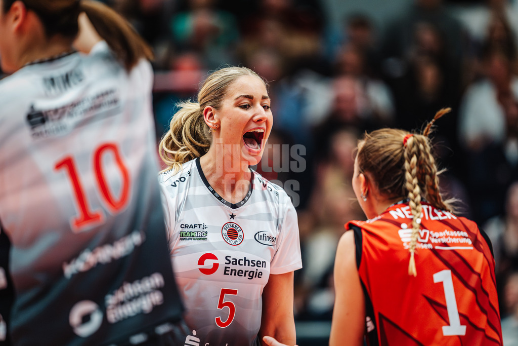 Volleyball | Frauen | Saison 2025/2026 | Volleyball Bundesliga | ETV Hamburger Volksbank Volleys vs. Dresdner SC | 15.11.2025 | Dresden jubelt, in der Mitte Rosa Entius (#5, Dresdner SC)