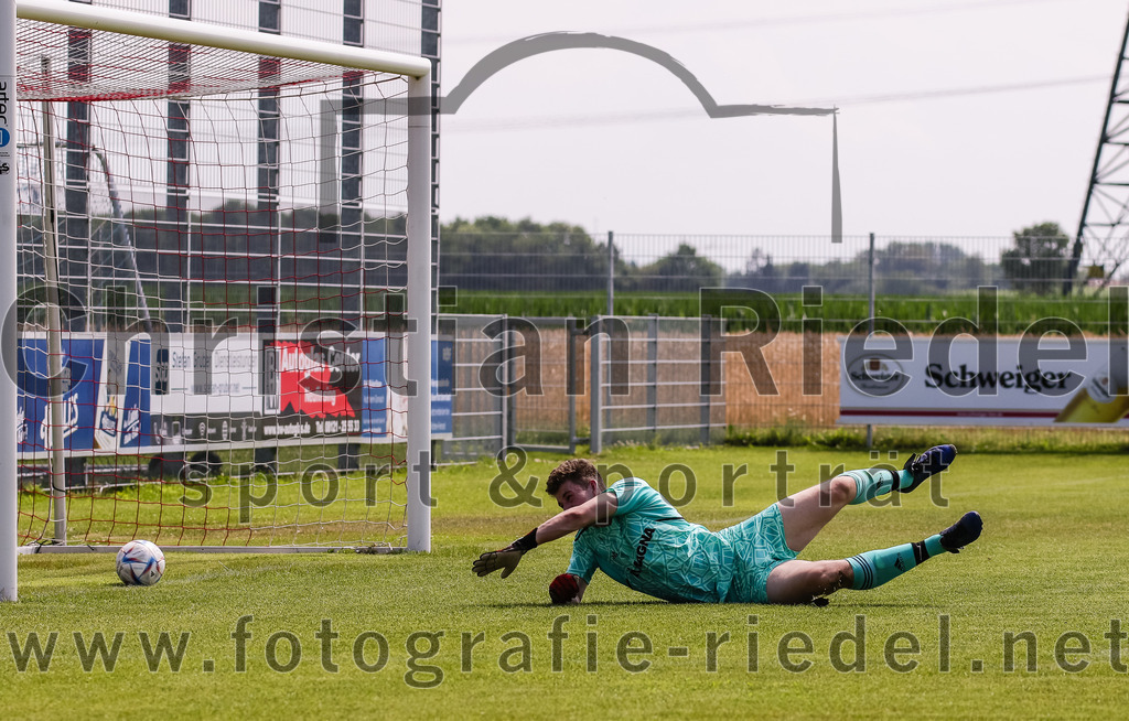 2023-07-08_015_FC_Finsing_gegen_SG_Markt_Schwaben | Finsing, Deutschland, 08.07.2023:
Fußball, Kreisliga 2023 / 2024, Testspiel, FC Finsing gegen SG Markt Schwaben, Endergebnis: 7:0

Tor zum 1:0 durch Andre Huber (FC Finsing, #9)
Torwart Alexander Wasser (SG Markt Schwaben, #1)

Foto: Christian Riedel / fotografie-riedel.net