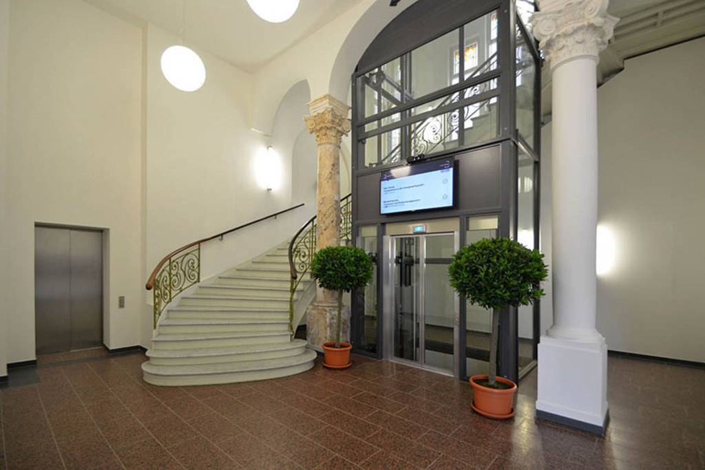 Hôtel de Pologne - Treppenhaus | Entdecke über 20 Kategorien Leipzig-Motive: Foto-Downloads, hochwertige Poster, Leinwand- & Fine-Art-Prints. Jetzt Lieblingsfoto im Bildlexikon Leipzig Shop bestellen!