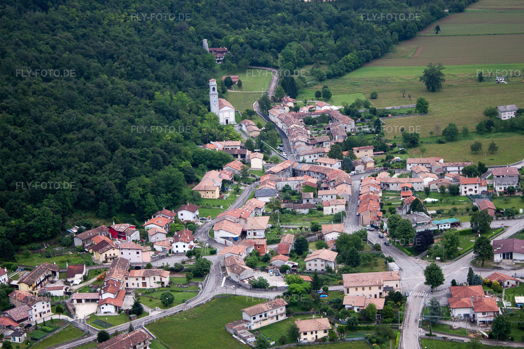 Luftbild: Ortsansicht in Belluno im Bundesland Friaul-Julisch Venetien in Italien. – Foto: IMG_50485.jpg vom 09.06.2012 durch Werner Riehm/FLY-FOTO.de – Auflösung des Originals: 4752 x 3168 px