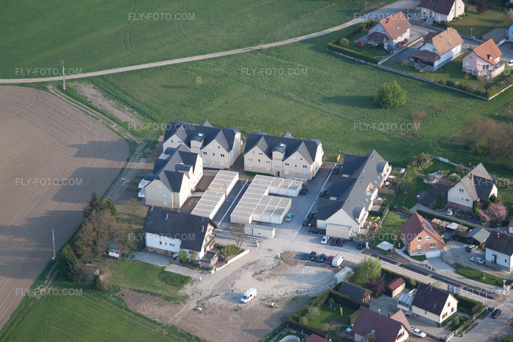 Aerial view: View of the town in Rœschwoog in the state Bas-Rhin, France.Photo: IMG_39477.jpg taken on 04/14/2011 by Werner Riehm/FLY-FOTO.comResolution of the original: 4752 x 3168 px