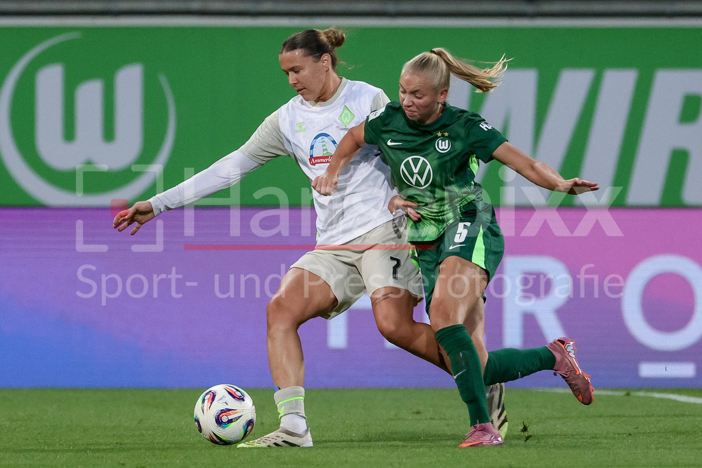 Fussball, Google Pixel Frauen-Bundesliga, VfL Wolfsburg - SV Werder Bremen | v.li.: Larissa Mühlhaus (SV Werder Bremen, 7) und Ella Peddemors (VfL Wolfsburg, 5) im Zweikampf, Duell, Dynamik, Aktion, Action, Spielszene, DIE DFB-RICHTLINIEN UNTERSAGEN JEGLICHE NUTZUNG VON FOTOS ALS SEQUENZBILDER UND/ODER VIDEOÄHNLICHE FOTOSTRECKEN. DFB REGULATIONS PROHIBIT ANY USE OF PHOTOGRAPHS AS IMAGE SEQUENCES AND/OR QUASI-VIDEO.