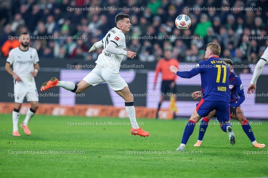 BMG28112501071 | 28.11.2025, Fußball, Borussia Mönchengladbach - RB Leipzig, 1. Fußball Bundesliga, 12.Spieltag, Borussia-Park, Saison 2025 2026: Yannik Engelhardt (Borussia Mönchengladbach #06) verteidigt gegen Conrad Harder (RB Leipzig #11) DFB regulations prohibit any use of photographs as image sequences and or quasi-video.