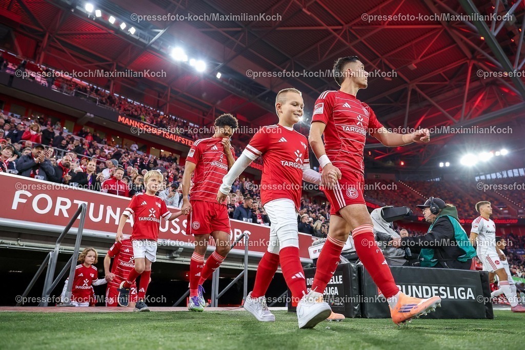 F9503102501296 | 03.10.2025, Fußball, Fortuna Düsseldorf - 1.FC Nürnberg, 2. Fußball Bundesliga, Merkur Spiel-Arena, Saison 2025 2026: Die Fortunaspieler betreten das Stadion. Sotiris Alexandropoulos (Fortuna Düsseldorf #14)  DFB regulations prohibit any use of photographs as image sequences and or quasi-video.