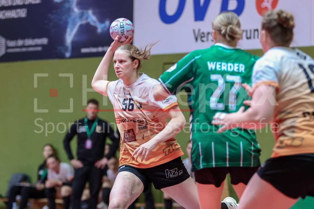Handball, 2. Bundesliga Frauen, SV Werder Bremen - VfL Waiblingen | Laura Nagy (VfL Waiblingen, 56) am Ball, Spielszene, Aktion, Action