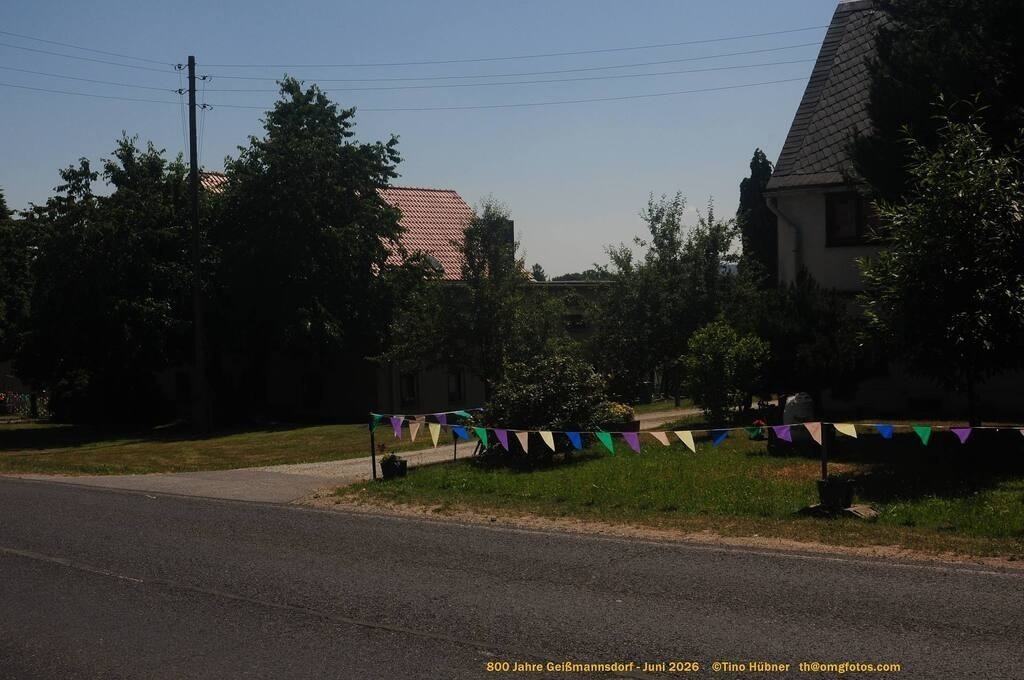 Geißmannsdorf-2026-Ortsbilder-386 | Geißmannsdorf bei Bischofswerda im Sommer 2026. Ein fotografischer Streifzug durch das Dorf Geißmannsdorf, mit Gebäuden, Straßen, Strohpuppen und geschmückten Vorgärten und Grundstücken anlässlich der 800-Jahr-Feier von Geißmannsdorf im Juni 2026 - Realisiert mit Pictrs.com