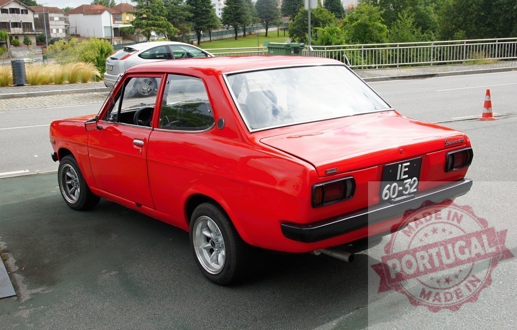 Red Datsun 1200 Sunny Excellent parked in urban area | Shiny red tuned Datsun 1200 Sunny Excellent parked in an urban area - Realisiert mit Pictrs.com