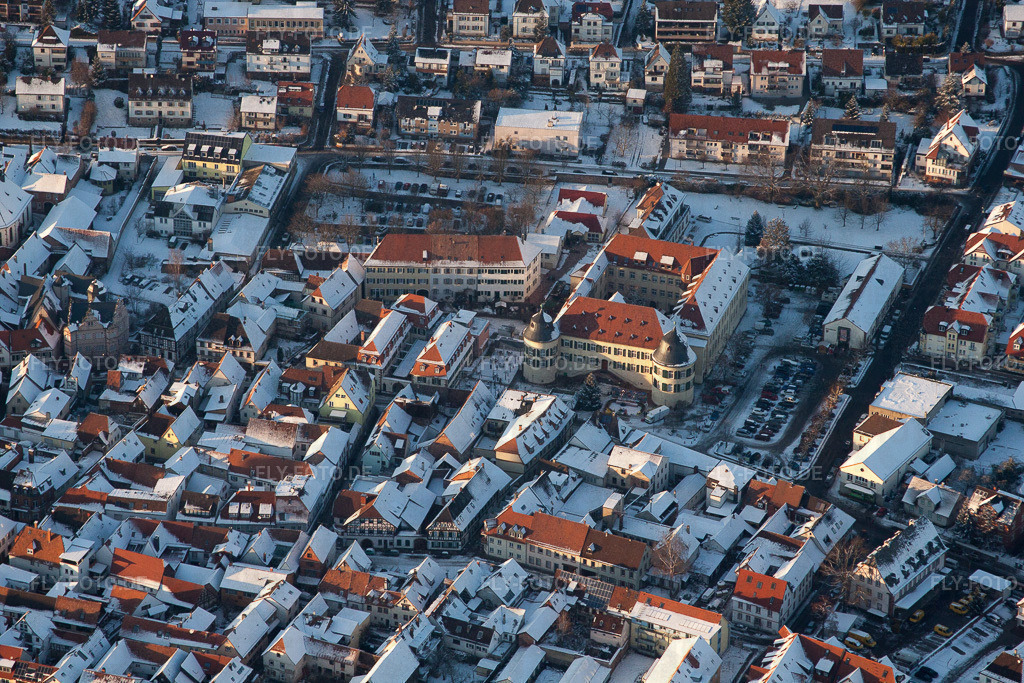 Winterlich schneebedeckte Ortsansicht mit Straßen und Häusern der Wohngebiete | Luftbild: Winterlich schneebedeckte Ortsansicht mit Straßen und Häusern der Wohngebiete in Bad Bergzabern im Bundesland Rheinland-Pfalz in Deutschland. Foto: IMG_54698.jpg vom 08.12.2012 durch Werner Riehm/FLY-FOTO.de - Realisiert mit Pictrs.com