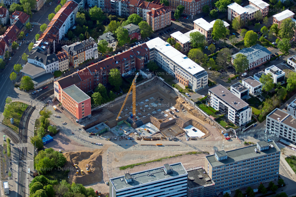 4025987 | ERFURT 06.05.2020 Wohngebiets- Baustelle mit Mehrfamilienhaussiedlung- Neubau an der an der Warsbergstraße im Ortsteil Brühlervorstadt in Erfurt im Bundesland Thüringen, Deutschland. Weiterführende Informationen bei: Adobe Architekten + Ingenieure GmbH,  Gerüstbau Bröder &amp; Co GmbH,  WARESA Bau GmbH. // Residential construction site with multi-family housing development- on the on Warsbergstrasse in the district Bruehlervorstadt in Erfurt in the state Thuringia, Germany. Further information at: Adobe Architekten + Ingenieure GmbH,  Geruestbau Broeder &amp; Co GmbH,  WARESA Bau GmbH. Foto: Gerhard Launer