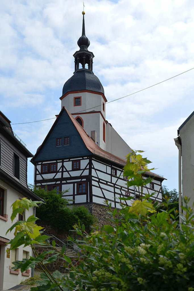 Colditz - Klostergässchen und Stadtkirche St. Egidien - im Vordergrund das "schiefe Haus" | Entdecke über 20 Kategorien Leipzig-Motive: Foto-Downloads, hochwertige Poster, Leinwand- & Fine-Art-Prints. Jetzt Lieblingsfoto im Bildlexikon Leipzig Shop bestellen!