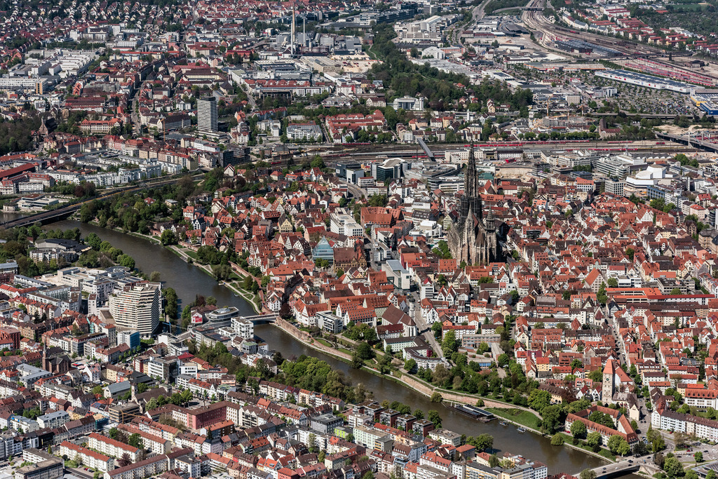 dr__0011776.jpg | ULM 10.05.2017 Stadtansicht des Innenstadtbereiches mit Ulmer Münster  in Ulm im Bundesland Baden-Württemberg, Deutschland. // City view of downtown area with Ulmer Muenster in Ulm in the state Baden-Wuerttemberg, Germany. Foto: Daniel Reiter