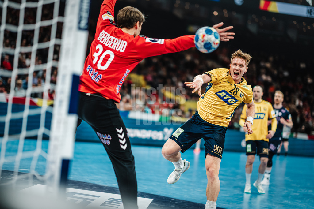 Handball | Herren | EHF EURO 2024 | European Championshop Men 2024 Final Tournament | Norwegen vs. Schweden | 23.01.2024 | Dieser Ball von Jonathan Edvardsson (#28, Schweden, SWE) wird an den Pfosten gehen