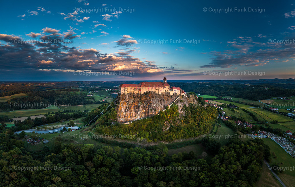 Riegersburg | Entdecken Sie faszinierende Landschaftsbilder aus aller Welt. Von majestätischen Bergen bis zu wunderschönen Seen´n, meine Galerie bietet einzigartige Wandbilder, die jeden Raum bereichern. 