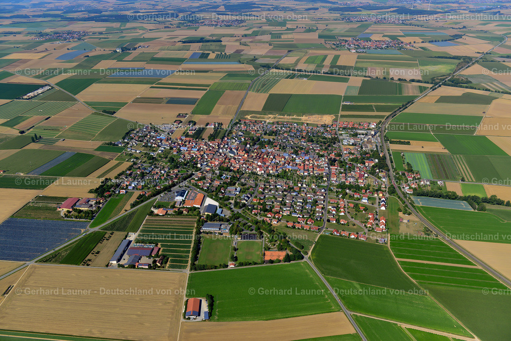 3650268 | BERGTHEIM 31.08.2016 Ortsansicht am Rande von landwirtschaftlichen Feldern und Nutzflächen  in Bergtheim im Bundesland Bayern, Deutschland // Village view on the edge of agricultural fields and land  in Bergtheim in the state Bavaria, Germany Foto: Gerhard Launer