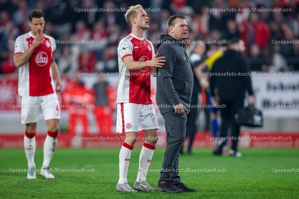 RWE04032602104 | 2026.03.04, Fußball, 3.Liga Herren, Rot-Weiss Essen -  SV Waldhof Mannheim, Stadion Hafenstraße, 27.Spieltag, Saison 2025 / 2026: Lucas Brumme&nbsp;(Rot-Weiss Essen #14) neben Cheftrainer Uwe Koschinat (Rot-Weiss Essen #hc) gestikulierend und sichlich aufgeühlt am Spielfeldrand vor dem Gästeblock nachdem diese einen Böller nach Torwart Felix Wienand&nbsp;(Rot-Weiss Essen #35) geworfen haben. DFB regulations prohibit any use of photographs as image sequences and or quasi-video.