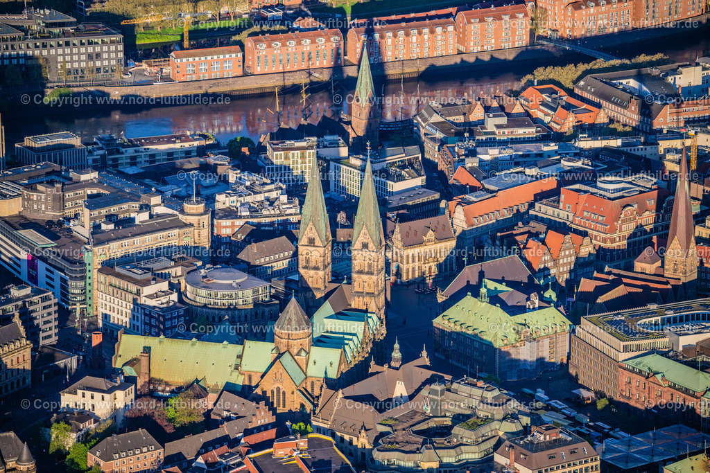 Bremen_St_Petri_Dom_Bremen_ELS_8519200424 | BREMEN 20.04.2024 Kirchengebäude des Domes des " St. Petri Dom Bremen " an der Sandstraße im Ortsteil Zentrum in Bremen, Deutschland. // Church building of the cathedral of of " St. Petri Dom Bremen " on Sandstrasse in the district Zentrum in Bremen, Germany. Foto: Martin Elsen