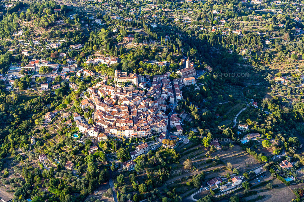 Aerial view: View of the town in Callian in the state Var, France.Photo: IMG_129473.jpg taken on 09/18/2021 by Werner Riehm/FLY-FOTO.comResolution of the original: 5322 x 3548 px