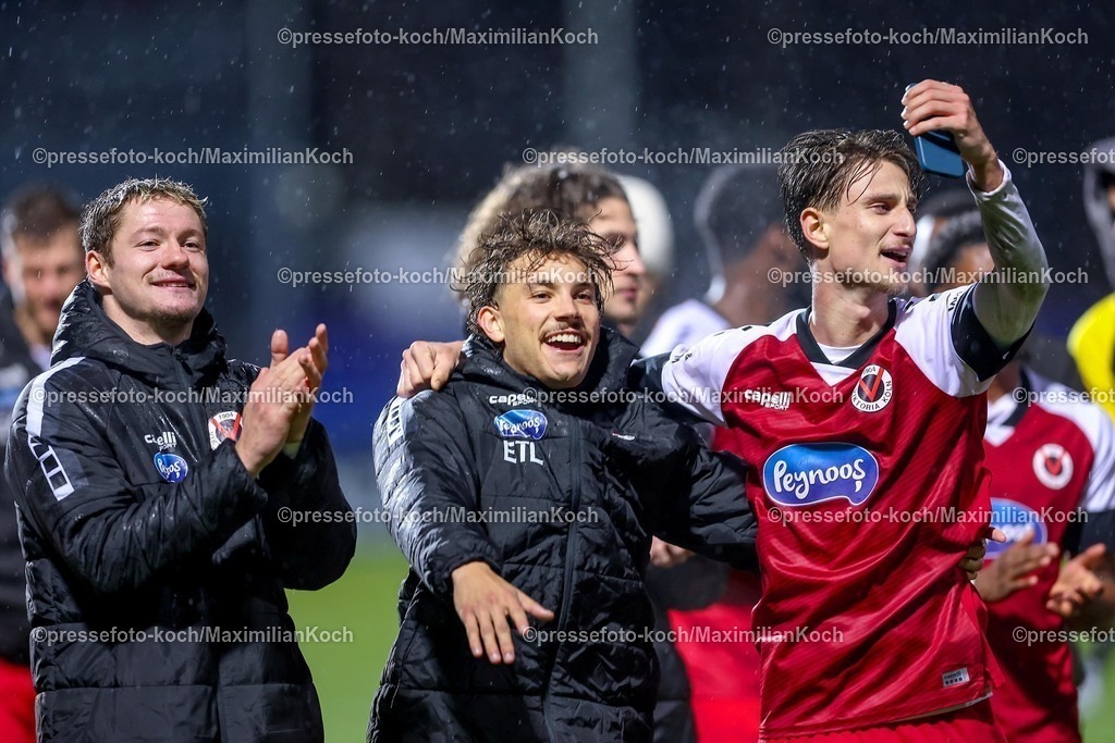 FCVK24012501051 | 24.01.2025, Fußball, FC Viktoria Köln – SV Waldhof Mannheim 07, 3.Liga, Sportpark Höhenberg, Saison 2024 2025: Freude nach dem 1:0 Sieg der Viktoria. Tobias Eisenhuth (Viktoria Köln #21), Florian Engelhardt (Viktoria Köln #16) und Jonah Sticker (Viktoria Köln #33)DFB regulations prohibit any use of photographs as image sequences and or quasi-video.