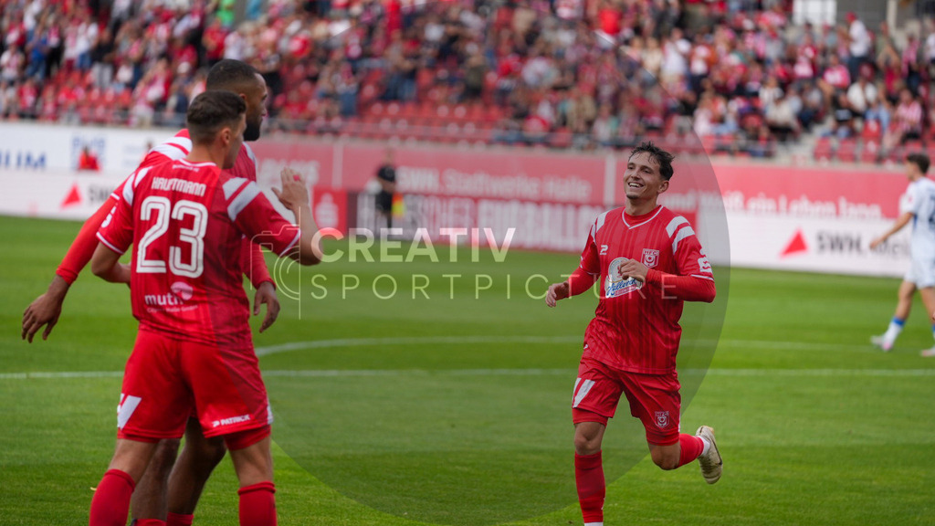 Fußball, Herren, Saison 2025/2026, Regionalliga Nordost, 5. Spieltag, Hallescher FC vs. FSV 63 Luckenwalde, Dienstag 26.08.2025, Leuna-Chemie-Stadion Halle, | Fußball, Herren, Saison 2025/2026, Regionalliga Nordost, 5. Spieltag, Hallescher FC vs. FSV 63 Luckenwalde, Dienstag 26.08.2025, Leuna-Chemie-Stadion Halle, Im Bild: Jubel beim Halleschen FC um Führungstorschütze Pierre Weber (r.) - Realisiert mit Pictrs.com