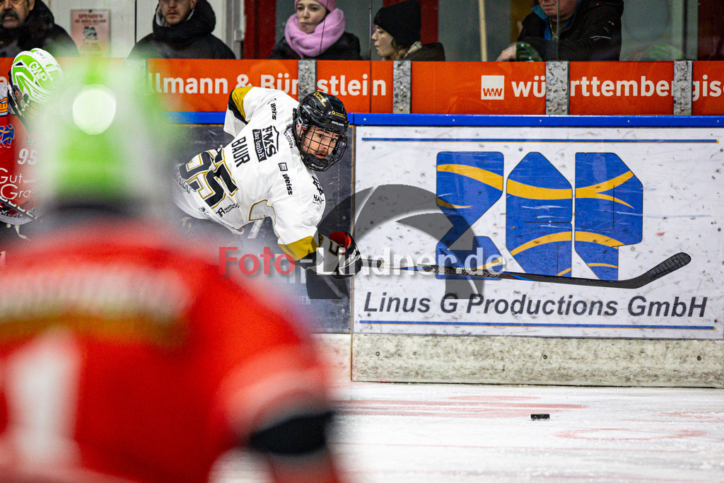 TSV Peißenberg MINERS gegen EHC Königsbrunn PINGUINE | Eishockey Bayernliga Herren Playoffs Viertelfinale 2024/25 - Spiel 4 von 7, TSV Peißenberg MINERS gegen EHC Königsbrunn PINGUINE, 20250216,Nicolas BAUR (EHC 55) in Aktion an der Bande,2025-02-16 in Peißenberg (Eisstadion Peißenberg)Nicolas BAUR (EHC 55)Copyright: WolfgangxLindner foto-lindner.de