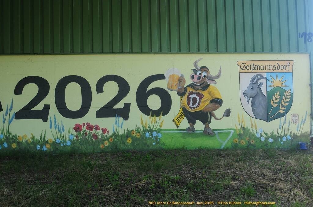 Geißmannsdorf-2026-Ortsbilder-165 | Geißmannsdorf bei Bischofswerda im Sommer 2026. Ein fotografischer Streifzug durch das Dorf Geißmannsdorf, mit Gebäuden, Straßen, Strohpuppen und geschmückten Vorgärten und Grundstücken anlässlich der 800-Jahr-Feier von Geißmannsdorf im Juni 2026 - Realisiert mit Pictrs.com