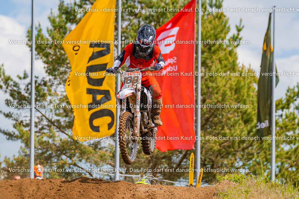 20260517_Templin-6618 | Sportfotografin aus Berlin-Brandenburg mit Fokus auf Motocross. Ich halte deine sportliche Leistung und echte Emotionen auf und neben der Strecke professionell fest. Entdecke die Fotos von deinem Rennen und bestelle sie direkt hier im Shop.
