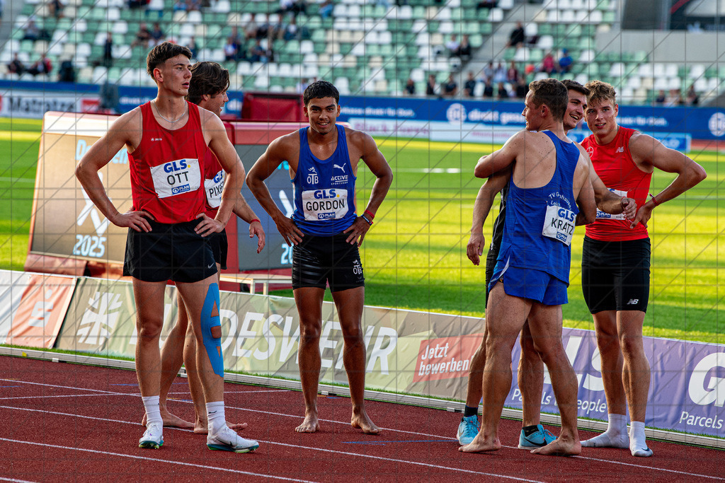 DIE FINALS 2025 | Dt. Leichtathletik Meisterschaft | 10 Kampf Männer | Am Ende sind sie alle glücklich. Jason Gordon im abschließenden 1500m Lauf beim 10-Kampf//  01.08.25: DIE FINALS 2025 | Dt. Leichtathletik Meisterschaft | 10 Kampf Männer / Dresden / Deutschland  //   CREDIT:www.bullenfotos.de, Martin König, Hörner Weg 40, D-49078 Osnabrück, +4917663732967 // Nutzung und Weitergabe nur zu den vereinbarten Zwecken. Presseanfragen an Ersteller. Alle Rechte beim Ersteller. Honorierung nach MFM. - Realisiert mit Pictrs.com
