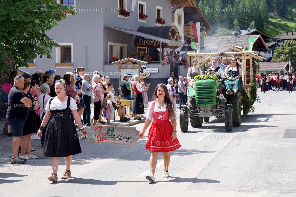 e32-news-2023-Juli23-Regimentsschuetzenfest3-Steeg-UMZUG_DORF-DSC07490 | Info aus dem Bezirk Reutte/Ausserfern Tirol sowie eine umfangreiche Bilddatenbank über die gesamte Region: Lechtal, Talkessel Reutte, Tannheimertal, Zwischentoren. Lech, Plansee, Zugspitze, Grenztunnel, B179, Fernpassstraße, Verkehr, Lawinen, Tradition, - Realisiert mit Pictrs.com