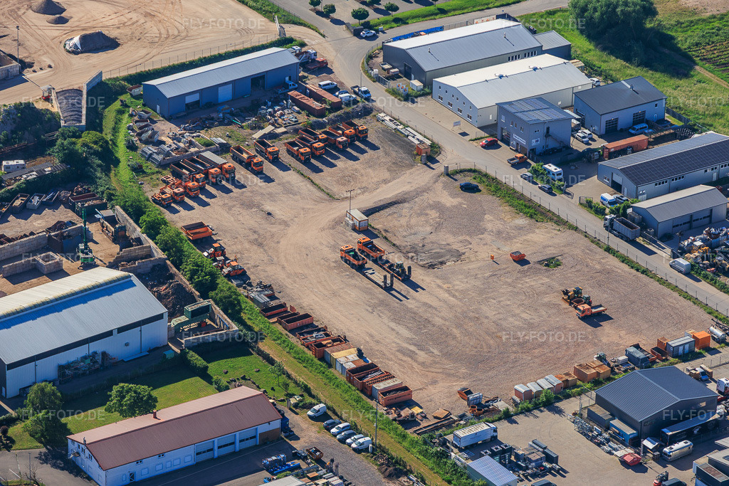 Luftbild: Industriegebiet Lerchenweide mit Gerst Bauservice GmbH (Bauschuttrecycling-Schüttgüter-Containerdienst) in Venningen im Bundesland Rheinland-Pfalz in Deutschland.Foto: IMG_156892.jpg vom 23.05.2026 durch Werner Riehm/FLY-FOTO.deAuflösung des Originals: 5691 x 3794 pxWWW.GERSTBAU.DE