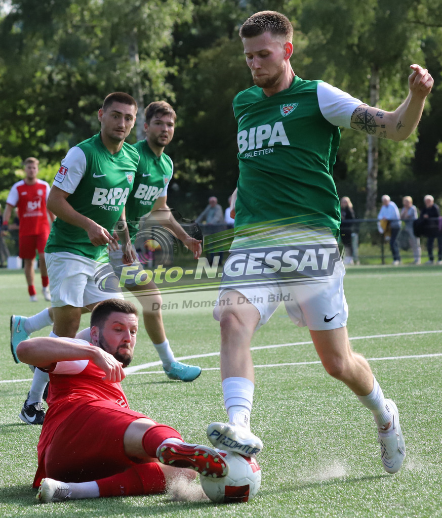 FC RW Kirchlengern - TuS Dornberg | Auf dem Bild zu sehen: rot FC RW Kirchlengern: Dennis Quirin ; grün TuS Dornberg: Noah FritzFC RW Kirchlengern, TuS Dornberg, Saison 25/26, Landesliga, Kirchlengern, Deutschland - Realisiert mit Pictrs.com