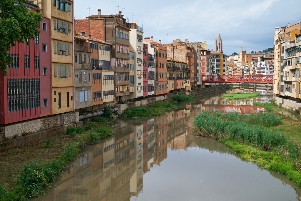 Bunte Hausreihe am Fluss Onyar in Girona | Girona, Spanien - May 07, 2024: Bunte Hausreihe am Fluss Onyar in Girona. - Realisiert mit Pictrs.com